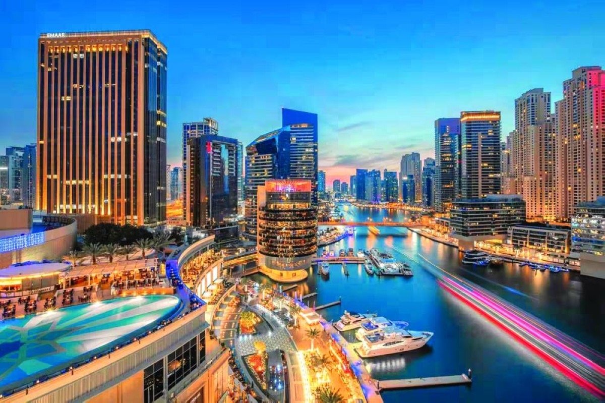 دبي وأبوظبي الأكثر أماناً في العالم للمسافرين المنفردين